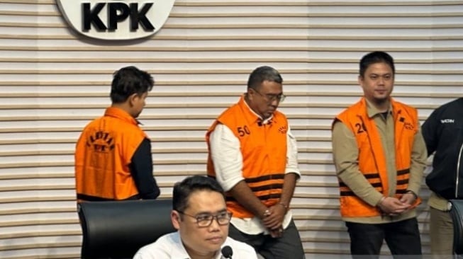 KPK Segel dan Geledah Ruangan Direktur Kemenkes Terkait OTT Sultra
