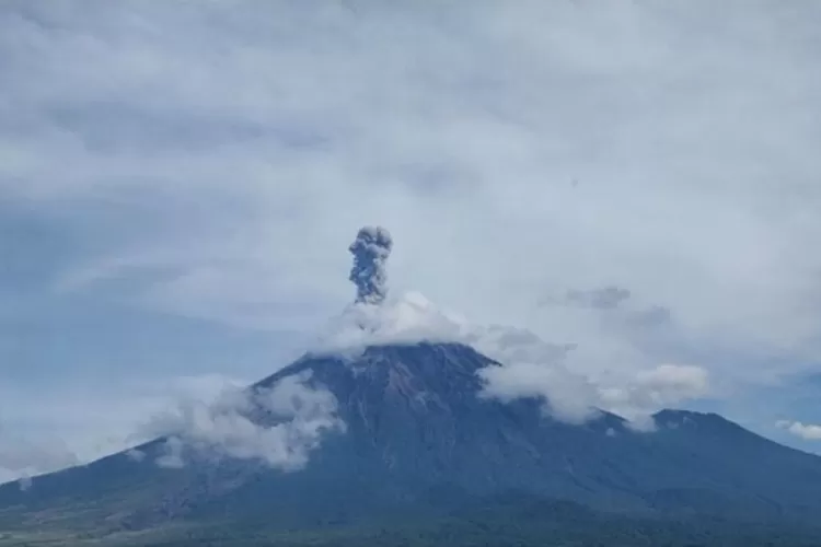 Gunung Semeru Dua Kali Letuskan Asap Setinggi 1.000 Meter, Warga Diminta Waspada
