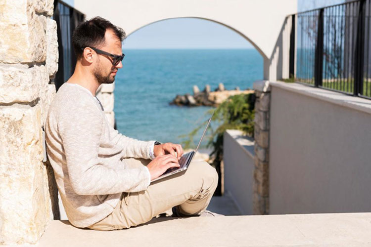 Digital Nomad Indonesia 2025: Tren Remote Working Tourism, Destinasi Favorit, dan Dampak Ekonomi