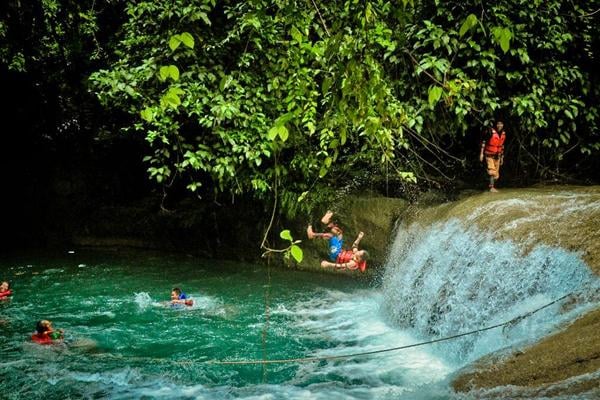 Wisata Nusantara 2025: Ekowisata, Digitalisasi, dan Penguatan Desa Wisata